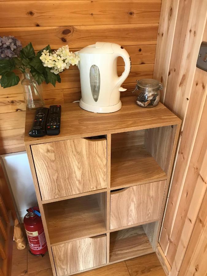 Unique Sheperds Hut Private Hot Tub, Ensuite & Kitchenette Clodock المظهر الخارجي الصورة
