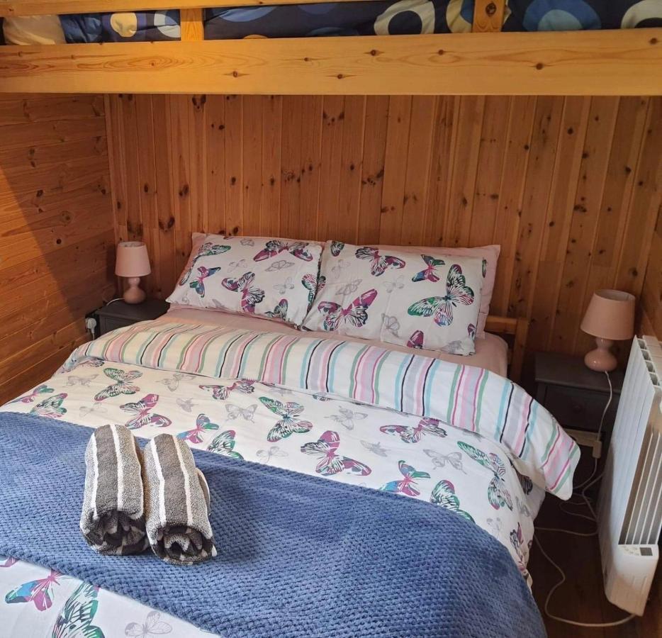 Unique Sheperds Hut Private Hot Tub, Ensuite & Kitchenette Clodock المظهر الخارجي الصورة