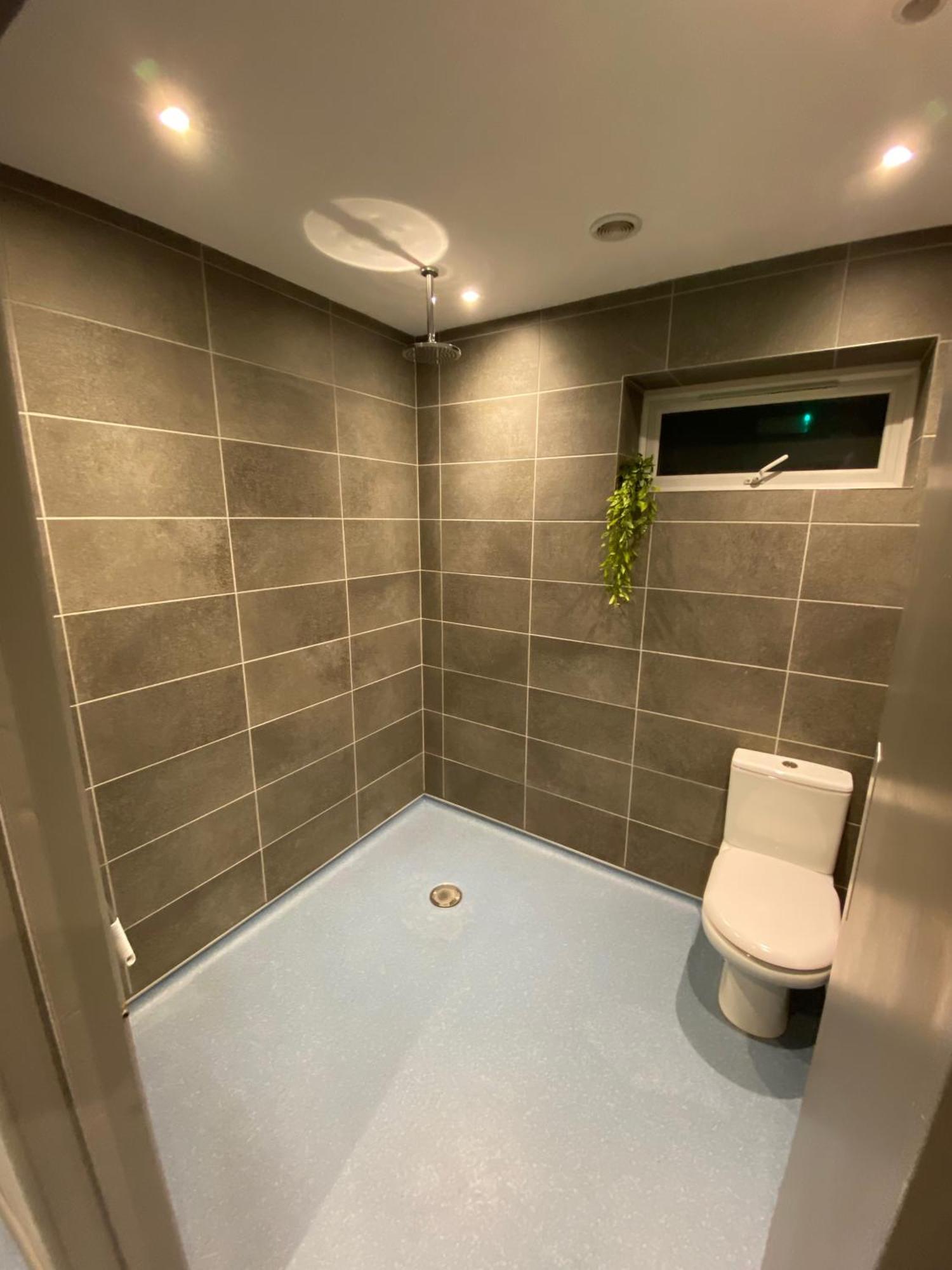 Unique Sheperds Hut Private Hot Tub, Ensuite & Kitchenette Clodock المظهر الخارجي الصورة
