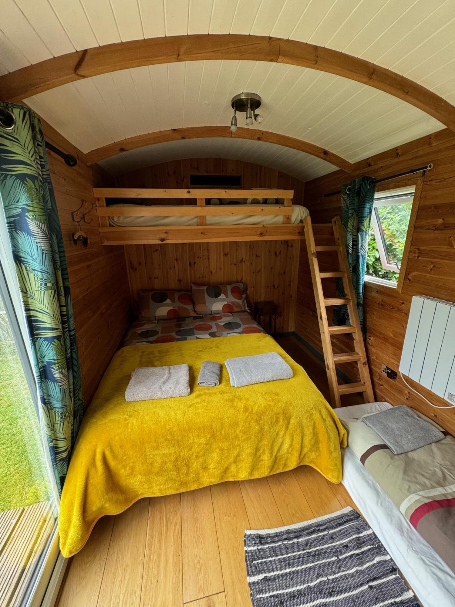 Unique Sheperds Hut Private Hot Tub, Ensuite & Kitchenette Clodock المظهر الخارجي الصورة