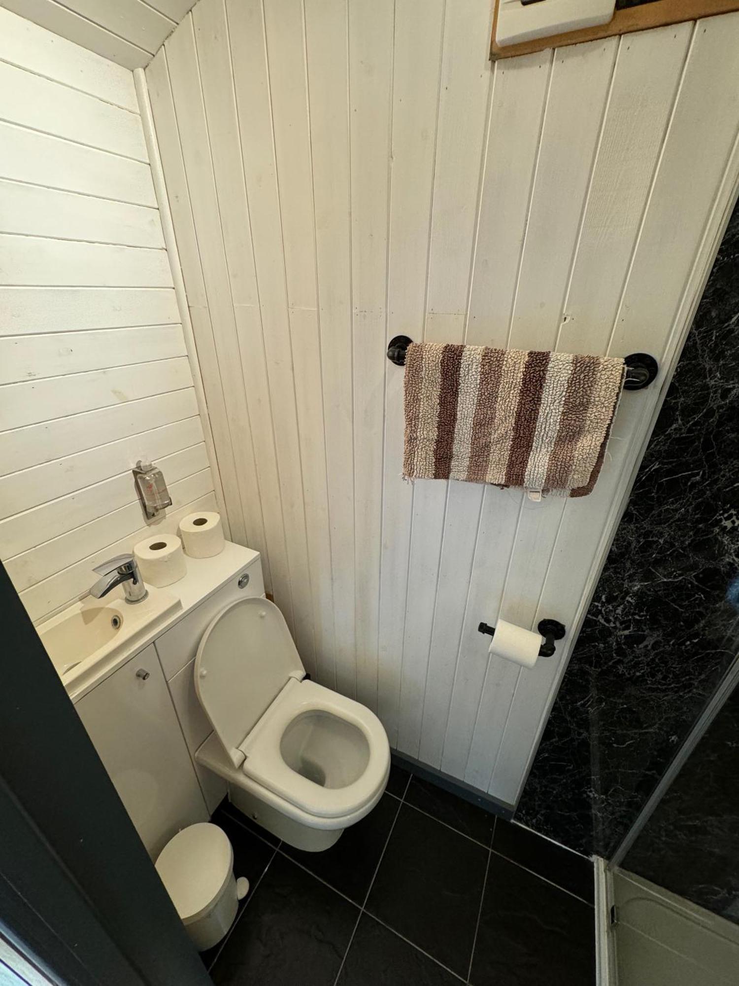 Unique Sheperds Hut Private Hot Tub, Ensuite & Kitchenette Clodock المظهر الخارجي الصورة