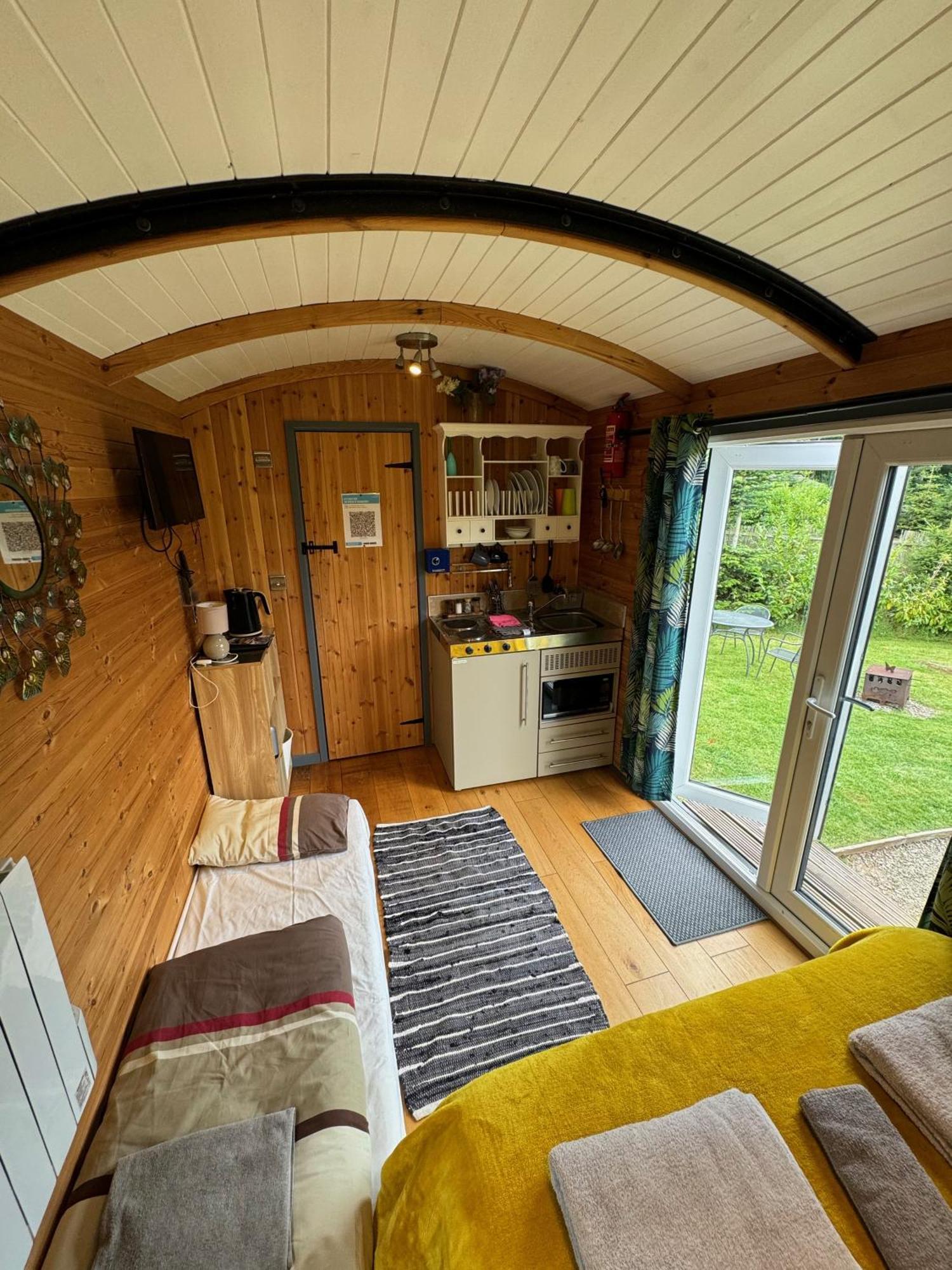 Unique Sheperds Hut Private Hot Tub, Ensuite & Kitchenette Clodock المظهر الخارجي الصورة